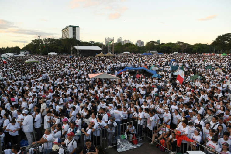 Des membres de la secte religieuse Iglesia ni Cristo ont participé le 16 novembre 2025 à une manifestation anticorruption dans un parc de Manille ( AFP / TED ALJIBE )