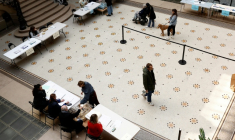 Des électeurs votent au second tour des municipales, le 22 mars 2026 à Paris ( AFP / Kenzo TRIBOUILLARD )