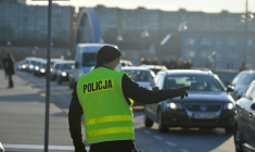 Un policier polonais à Słubice, à la frontière germano-polonaise. (illustration) ( AFP / TOBIAS SCHWARZ )
