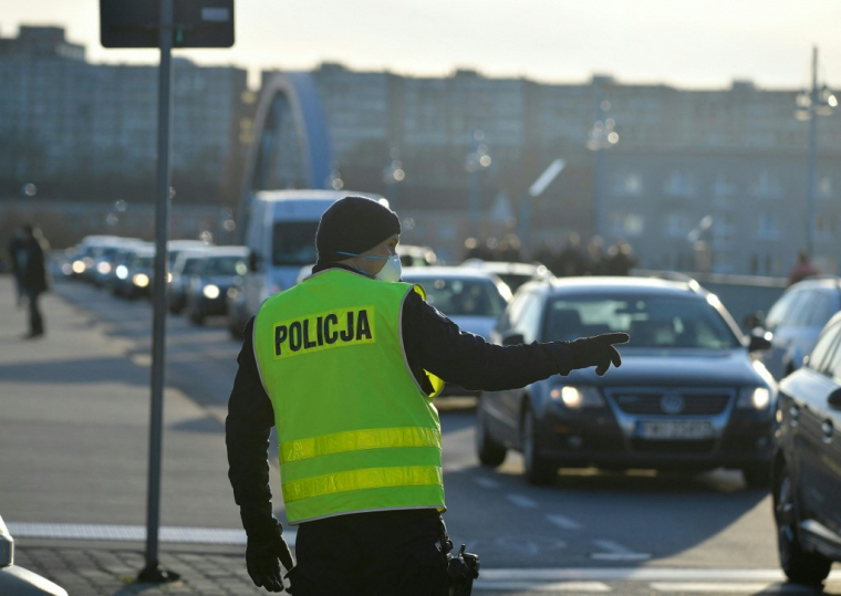 Un policier polonais à Słubice, à la frontière germano-polonaise. (illustration) ( AFP / TOBIAS SCHWARZ )