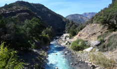 Le fleuve Mapocho au pied des Andes, en périphérie de Santiago, le 28 avril 2026 au Chili ( AFP / RODRIGO ARANGUA )