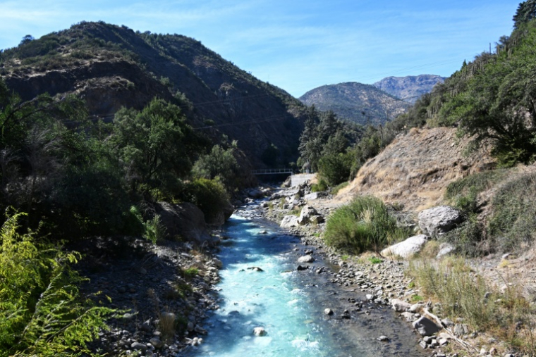 Le fleuve Mapocho au pied des Andes, en périphérie de Santiago, le 28 avril 2026 au Chili ( AFP / RODRIGO ARANGUA )