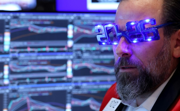 Un opérateur à la Bourse de New York porte des lunettes "2026", le 31 décembre 2025 ( AFP / TIMOTHY A. CLARY )