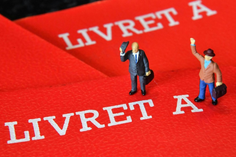 Une nouvelle diminution du taux du Livret A, autour de 1,7%, est "probable le 1er août prochain", selon le président du Cercle de l'épargne Philippe Crevel ( AFP / DENIS CHARLET )