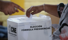 Une électrice vote à Tegucigalpa, le 30 novembre 2025 lors de l'élection présidentielle au Honduras ( AFP / Lucas AGUAYO )