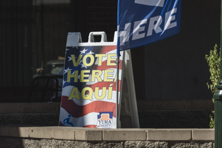 Un signe appelant au vote à Yuma, Arizona, le 20 octobre 2026 ( AFP / Olivier Touron )