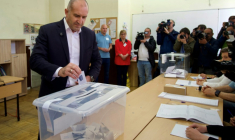 L'ancien président bulgare Roumen Radev dépose son bulletin dans un bureau de vote lors des élections législatives bulgares à Sofia, le 19 avril 2026 ( AFP / Dimitar KYOSEMARLIEV  )