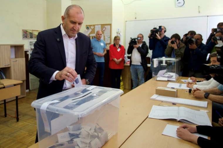 L'ancien président bulgare Roumen Radev dépose son bulletin dans un bureau de vote lors des élections législatives bulgares à Sofia, le 19 avril 2026 ( AFP / Dimitar KYOSEMARLIEV  )