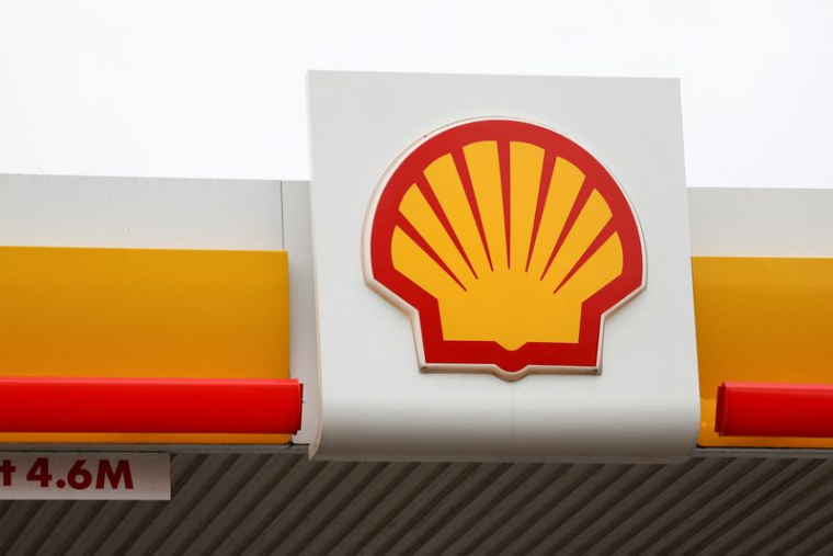 Une vue montre le logo d'une station-service Shell dans le sud-est de Londres