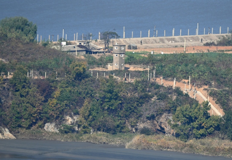 Un poste de garde nord-coréen et des clôtures militaires situés du côté nord de la zone démilitarisée (DMZ) entre les deux Corées, visibles depuis Gimpo, en Corée du Sud, le 27 octobre 2026 ( AFP / Jung Yeon-je )