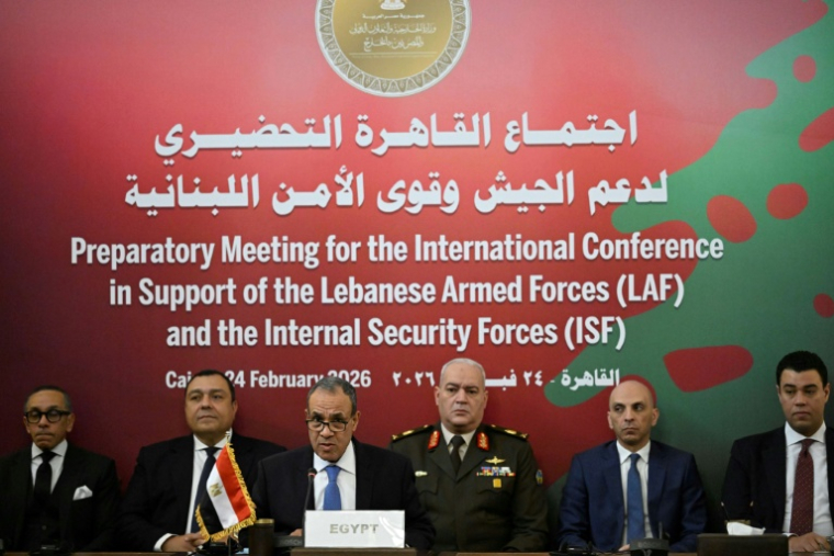 Le ministre égyptien des Affaires étrangères, Badr Abdelatty (3e g), s'adresse aux représentants des pays participants lors de la réunion préparatoire de la conférence internationale de soutien aux Forces armées libanaises (FAL) et aux Forces de sécurité intérieure (FSI) au Caire, le 24 février 2026 ( AFP / Khaled DESOUKI )