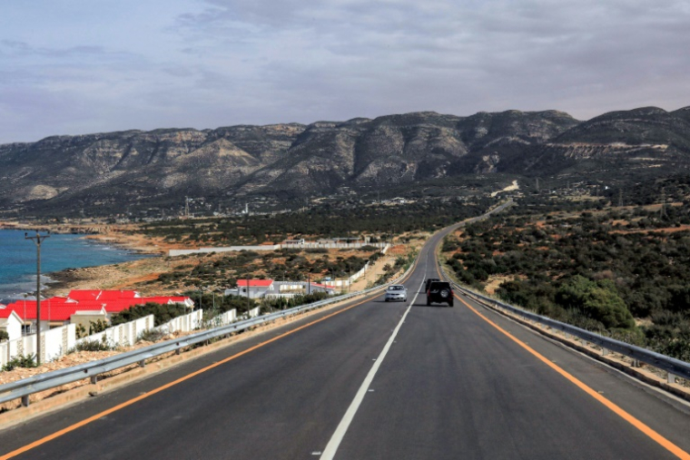 Des véhicules sur la route côtière reconstruite dans la ville de Derna, dans l'est de la Libye, le 15 mai 2026, suite aux efforts de reconstruction ( AFP / Abdullah DOMA )