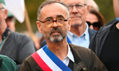 Le maire d'extrême droite de Béziers (Hérault) Robert Ménard participe à un rassemblement de viticulteurs en colère dans la ville qu'il administre, le 15 novembre 2025 ( AFP / Sylvain THOMAS )