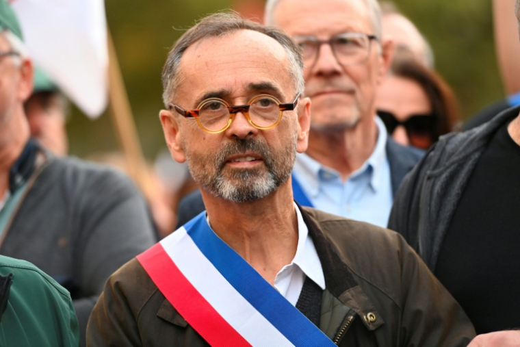 Le maire d'extrême droite de Béziers (Hérault) Robert Ménard participe à un rassemblement de viticulteurs en colère dans la ville qu'il administre, le 15 novembre 2025 ( AFP / Sylvain THOMAS )