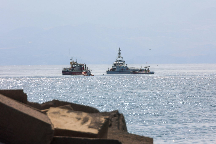 Pris dans une forte tempête et balayé par une trombe marine, le "Bayesian" a coulé en baie de Porticello, en Sicile ( ANSA / IGOR PETYX )