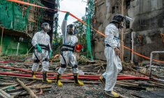 Sur cette photo diffusée par la police hongkongaise le 1er décembre 2025, des agents chargés d'identifier les victimes de l'incendie travaillent sur les lieux de l'incendie du complexe de Wang Fuk Court à Tai Po (Hong Kong) ( HONG KONG POLICE FORCE / - )