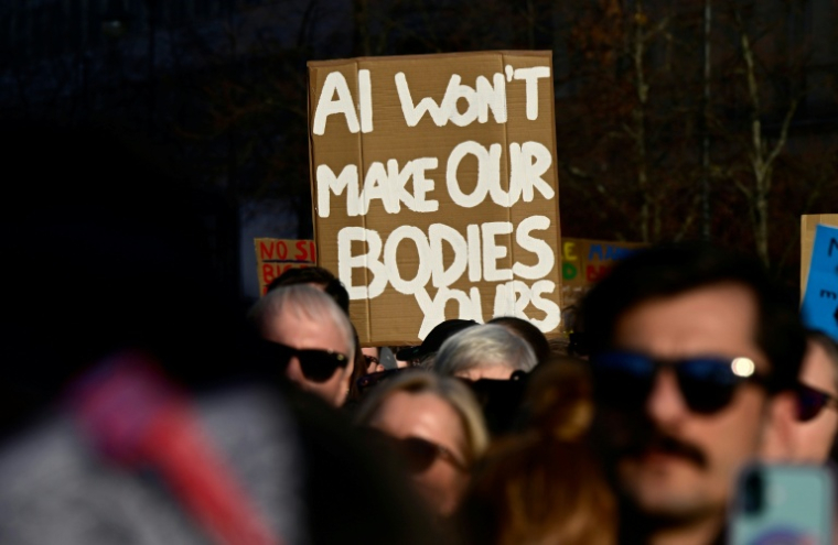 Manifestants à Berlin contre les deepfakes sexualisés le 22 mars 2026 ( AFP / John MACDOUGALL )