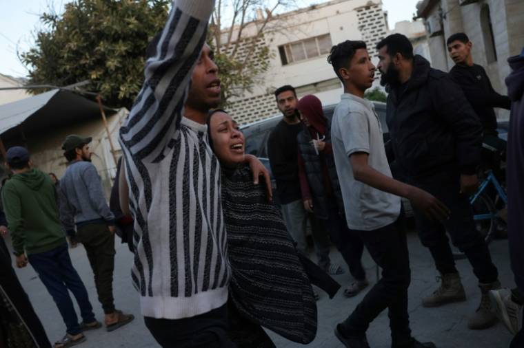 Des Gazaouis devant l'hôpital Ahli Arab de Gaza-ville, après une frappe israélienne sur le quartier de Shoujaiya, le 11 avril 2025 ( AFP / BASHAR TALEB )