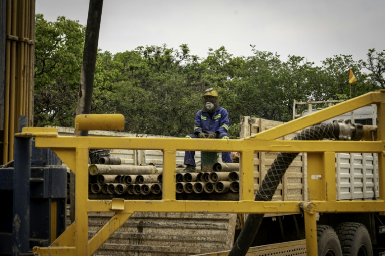 Un employé de KoBold Metals sur un site d'exploration de lithium à Manono, dans le sud-est de la RDC, le 9 septembre 2026 ( AFP / GLODY MURHABAZI )
