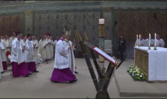 Le pape Léon XIV arrive pour une messe avec les cardinaux dans la chapelle Sixtine