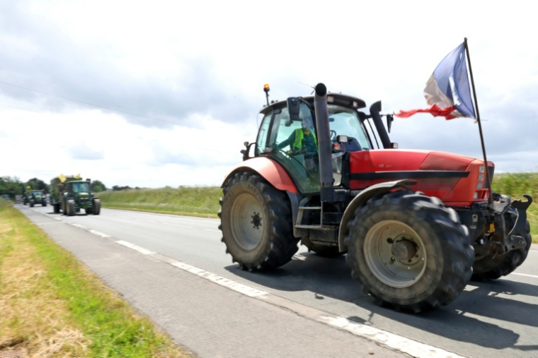 Des membres du syndicat agricole Coordination rurale participent à une manifestation à Wattignies, dans le nord de la France, le 28 mai 2025 ( AFP / FRANCOIS LO PRESTI )