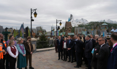 Le président Emmanuel Macron (au centre) à l'inauguration du nouveau parc à thème « Le Monde de La Reine des neiges » à Disneyland Paris, à Marne-la-Vallée, à l'est de Paris, le 27 mars 2026. ( POOL / Thibault Camus )