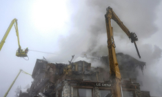 Un hôtel de luxe dévasté par un incendie à Courchevel, le 28 janvier 2026 ( AFP / Alex MARTIN )