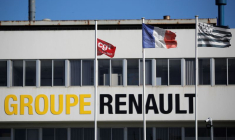 Des drapeaux devant la Fonderie de Bretagne, ancien site du Groupe Renault