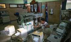 Un technicien spécialisé dans l'ingénierie médicale travaille dans un atelier de maintenance et réparation à La Havane, le 1er juillet 2026 ( AFP / YAMIL LAGE )