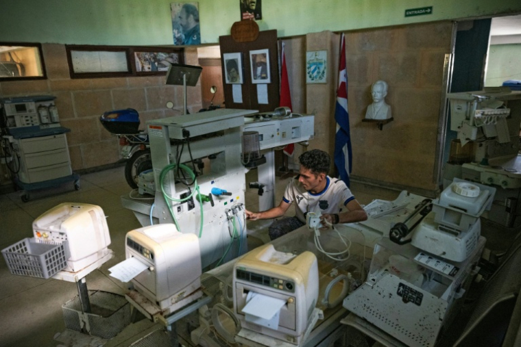 Un technicien spécialisé dans l'ingénierie médicale travaille dans un atelier de maintenance et réparation à La Havane, le 1er juillet 2026 ( AFP / YAMIL LAGE )