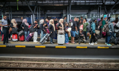 Des voyageurs indonésiens attendent le train pour regagner leurs villes natales pour l'Aïd, Surabaya, le 17 mars 2026 ( AFP / JUNI KRISWANTO )
