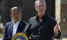 Le procureur de Californie, Rob Bonta (gauche) et le gouverneur de Californie Gavin Newsom (droite), le 16 avril 2025, à Ceres (Californie) ( GETTY IMAGES NORTH AMERICA / JUSTIN SULLIVAN )