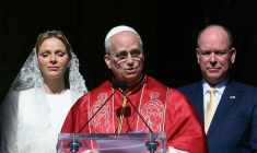 Le pape XIV, entouré de la princesse Charlène et du prince Albert II de Monaco, prononce un discours depuis le balcon du palais princier à Monte-Carlo, le 28 mars 2026 ( AFP / Marco BERTORELLO )