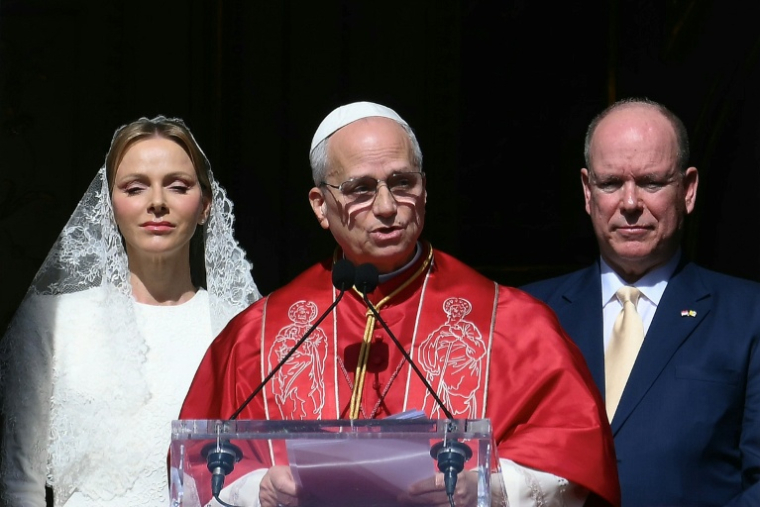 Le pape XIV, entouré de la princesse Charlène et du prince Albert II de Monaco, prononce un discours depuis le balcon du palais princier à Monte-Carlo, le 28 mars 2026 ( AFP / Marco BERTORELLO )