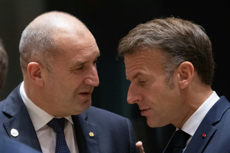 Le président français Emmanuel Macron (D) et le Premier ministre bulgare Roumen Radev, le 19 juin 2026 à Bruxelles ( AFP / JOHN THYS )