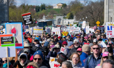 Des manifestants défilent contre Trump en banlieue de Washington lors d'un rassemblement "No Kings", le 28 mars 2O26 ( AFP / Ken Cedeno )