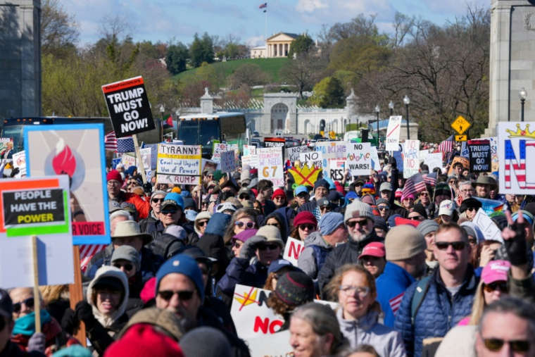 Des manifestants traversent le pont reliant Arlington, en Virginie, à Washington lors de la journée nationale de protestation "No Kings" contre le président américain Donald Trump, le 28 mars 2026 ( AFP / Ken Cedeno )