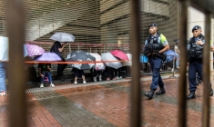 Des policiers devant le tribunal de West Kowloon avant l'arrivée du magnat des médias Jimmy Lai pour son procès à Hong Kong, le 18 août 2025 ( AFP / ISAAC LAWRENCE )