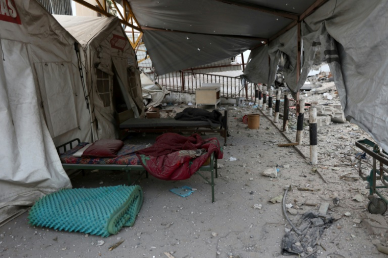 Des lits au milieu des débris après une frappe israélienne sur l'hôpital Al-Ahli, dans la ville de Gaza, le 13 avril 2025 ( AFP / Omar AL-QATTAA )