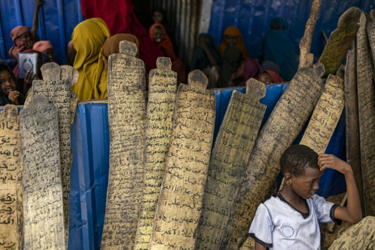 Un garçon déplacé à l'intérieur du pays se repose après avoir suivi un cours à la madrasa pour apprendre à lire et à écrire, dans un camp à la périphérie de Kismayo, le 21 avril 2026 ( AFP / SIMON MAINA )