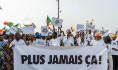 Des partisans du président du Bénin Patrice Talon tiennent une banderole durant un rassemblement de soutien au chef de l'Etat le 10 décembre 2025 à Cotonou ( AFP / Yanick Folly )