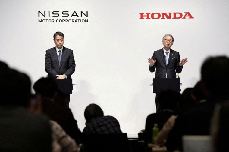 FILE PHOTO: Makoto Uchida, president and CEO of Nissan Motor and Toshihiro Mibe, Honda Motor president and CEO, in Tokyo
