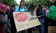 Des manifestants brandissent une pancarte sur laquelle on peut lire "Stop au cadmium dans nos assiettes" lors d'une manifestation aux côtés de députés, sur l'esplanade des Invalides à Paris, le 2 juin 2026 ( AFP / SIMON WOHLFAHRT )