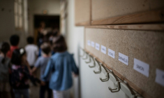 Un collectif citoyen de parents d'élèves exhorte Emmanuel Macron, dans une lettre ouverte publiée par La Tribune dimanche, à "protéger" les enfants après une série de signalements d'agressions sexuelles dans des écoles ( AFP / Martin BUREAU )