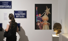 Une personne visite l'exposition "Labyrinthe des années 90 : à la découverte des Balkans" à Belgrade, en Serbie, le 18 juin 2025 ( AFP / OLIVER BUNIC )