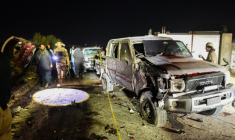 Du personnel de sécurité inspecte un véhicule endommagé par l'explosion d'une bombe sur un parking à Quetta au Pakistan le 2 septembre 2025 ( AFP / Banaras KHAN )