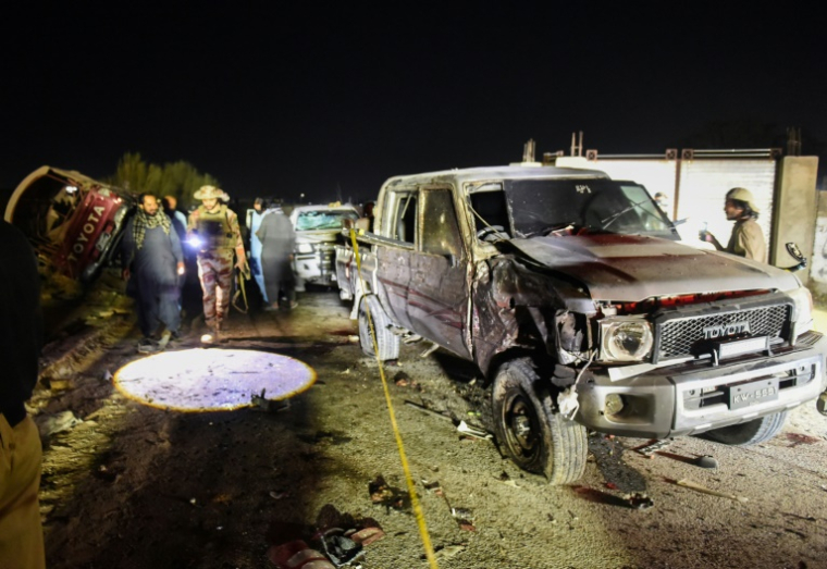 Du personnel de sécurité inspecte un véhicule endommagé par l'explosion d'une bombe sur un parking à Quetta au Pakistan le 2 septembre 2025 ( AFP / Banaras KHAN )