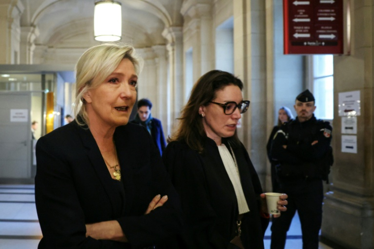 Marine Le Pen (g) et son avocate Sandra Chirac-Kollarik, au tribunal de Paris, le 4 février 2026 ( AFP / Alain JOCARD )