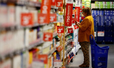 Un client fait ses courses dans un supermarché Carrefour à Montesson