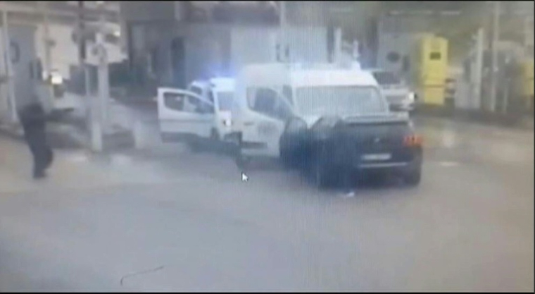 Capture d'écran tirée d'images de vidéosurveillance, le 15 mai 2024, montrant deux hommes armés (g et c) après qu'une Peugeot noire volée a percuté un fourgon pénitentiaire transportant un détenu lors d'une attaque au péage routier d'Incarville, le 14 mai 2024 dans l'Eure ( UNKNOWN / - )